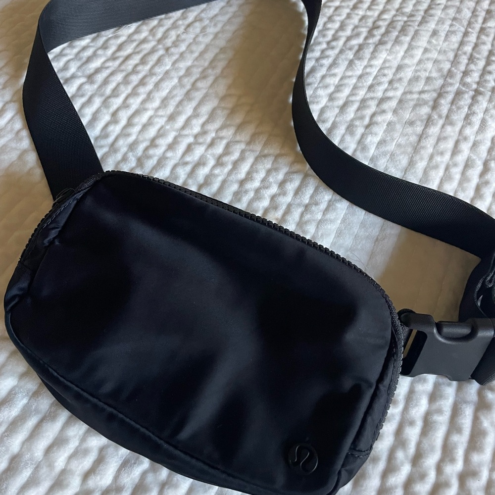 Lululemon Everywhere belt bag 1L